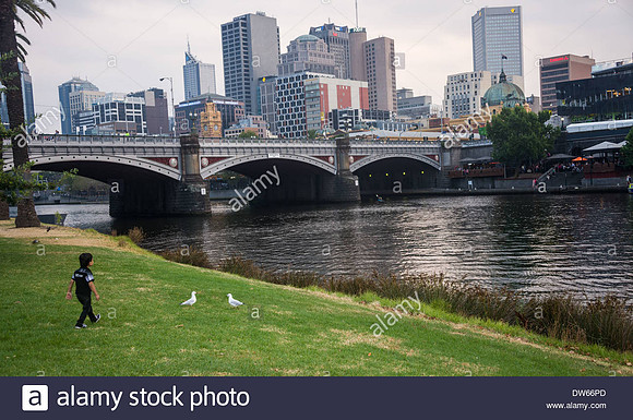 melbourne-skyline-bridge-view-victoria-australia-city-portrait-backdrop-DW66PD