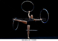 london-uk-13th-apr-2016-acrobatic-artist-lisa-goldsworthy-hula-hoops-fxc6wr