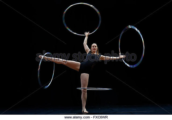 london-uk-13th-apr-2016-acrobatic-artist-lisa-goldsworthy-hula-hoops-fxc6wr