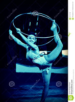 hula-hoop-performer-entertains-crowd-under-big-top-circus-world-museum-baraboo-wisconsin-55741198